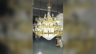 Sehen Sie sich die Demo für hochwertige gewerbliche Kronleuchter aus Messing mit E14-Lichtquelle an