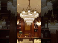 Großer Leuchter im Foyer