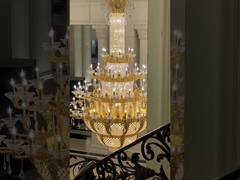 große Kronleuchter im Foyer
