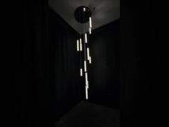Nordischer Duplex-Essbereich, moderne Villa, Wohnzimmer, lange Regentropfen-Treppe, LED-Kronleuchter