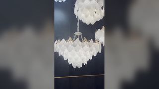 Moderner, an der Decke montierter Kristall-Kronleuchter, stilvoll und luxuriös für die Inneneinrichtung