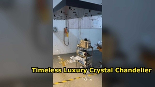 Luxuriöser goldener Kristall-Kronleuchter für prächtige Innenräume