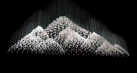 Maßgeschneiderte Projektinstallation Großes hängendes Tropfenlicht Hochdecke Modernes Luxushotel Glasfenster Kronleuchter