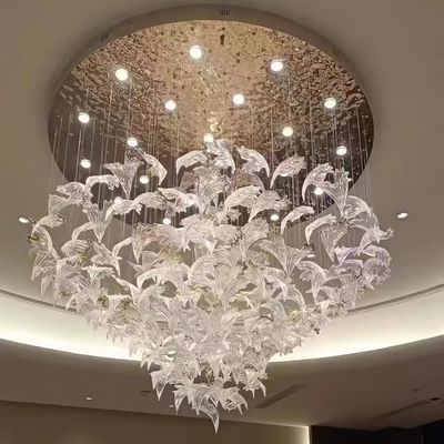 Lobby des Hotels, Kronleuchter in der Form eines Hahnenhaars, Saal, Schreibtisch, Einkaufszentrum, Schönheitssalon, Schmuckgeschäft, Glaskunst, Deco-Kronleuchter