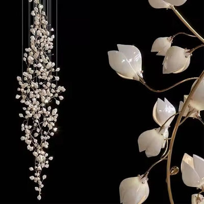 Moderne weiße Magnolienblätter Keramikzweig Baum LED Anhänger Licht Projekt Anhängerlampe Für Wohnzimmer Hotel Lobby Treppe