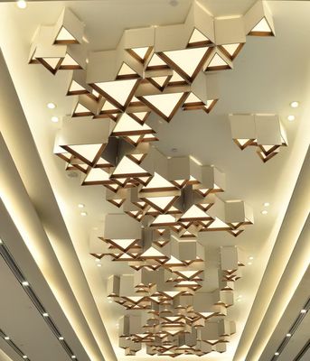 Nicht-Standard-Custom-Hoteltechnik Licht Verkaufsabteilung Bankettsaal Kombinationsdreieck Geometrie LED Deckenlicht