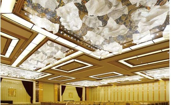 Handgewebte Kristallwolken-Kronleuchter Custom Kristallbandlampe Art Deco hohe Decken-Kronleuchter