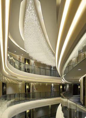 Modernes Hotel Lobby Hochzeitsbankett Spezialkunstlich Custom Kristall Kronleuchter Hoteltechnik Lichtkette Kristall LED Decken Kronleuchter
