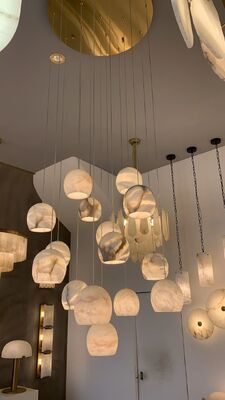 Horizontale ovale Steinkugel-Pendelleuchte aus Alabaster für Restaurants, Treppen, kreative Kunst, lineare LED-Marmor-Kugel-Cluster-Kronleuchter
